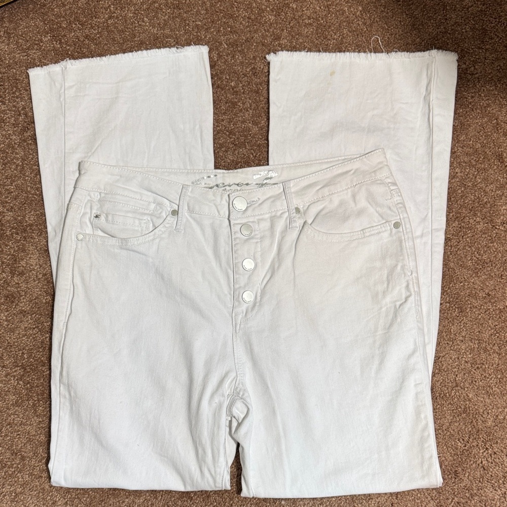 EUC Seven7 White Denim Snap Button Front Style and Silver Accents Fray Hems